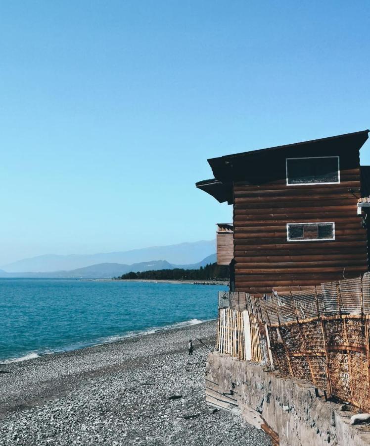 Hotel Uyutnyy Dvorik Sochumi Exterior foto